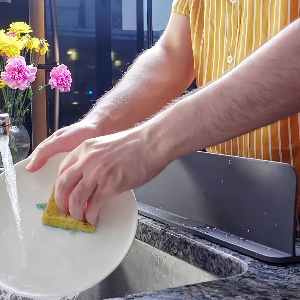 AquaShield™ | Silikon-Spritzschutz für Wasserhähne — hält Kleidung und Arbeitsflächen trocken