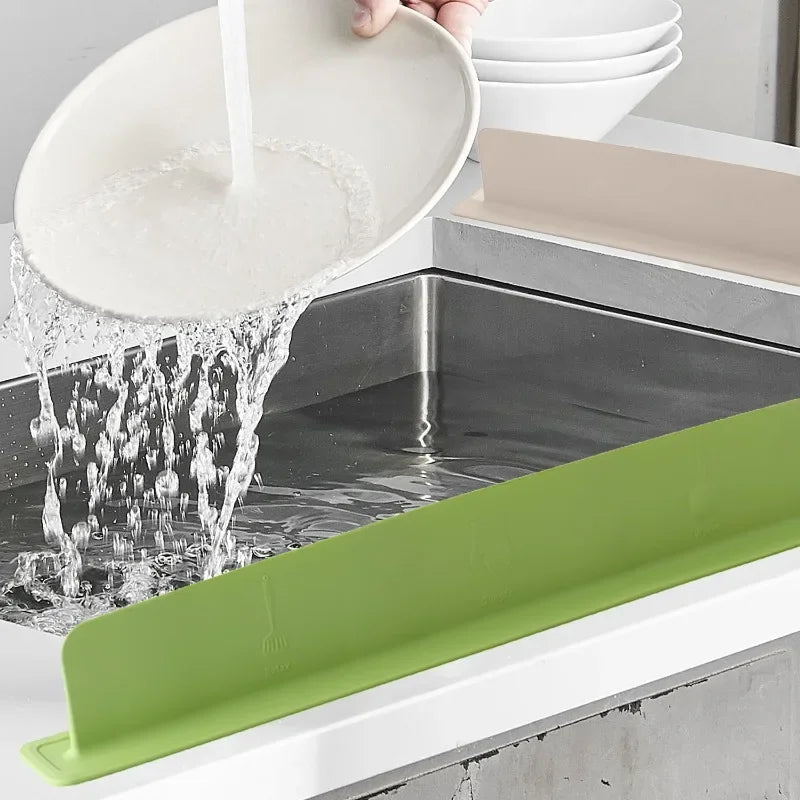 AquaShield™ | Silikon-Spritzschutz für Wasserhähne — hält Kleidung und Arbeitsflächen trocken
