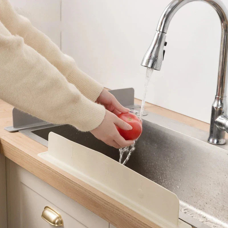 AquaShield™ | Silikon-Spritzschutz für Wasserhähne — hält Kleidung und Arbeitsflächen trocken
