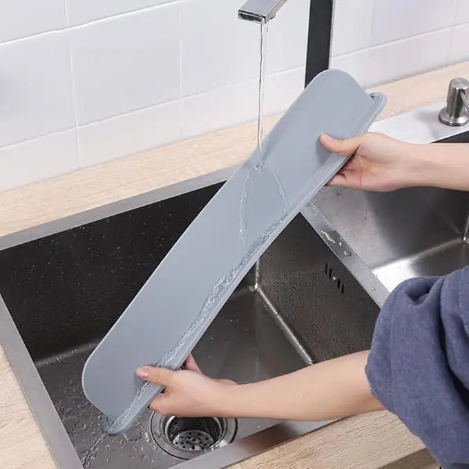 AquaShield™ | Silikon-Spritzschutz für Wasserhähne — hält Kleidung und Arbeitsflächen trocken